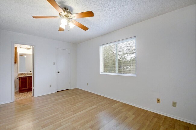 Building Photo - 6102 Parkwood Dr