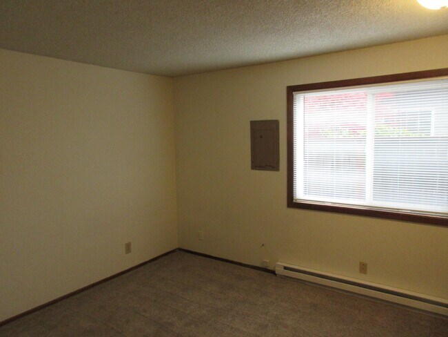 Building Photo - One Bedroom Apartment Close to Downtown
