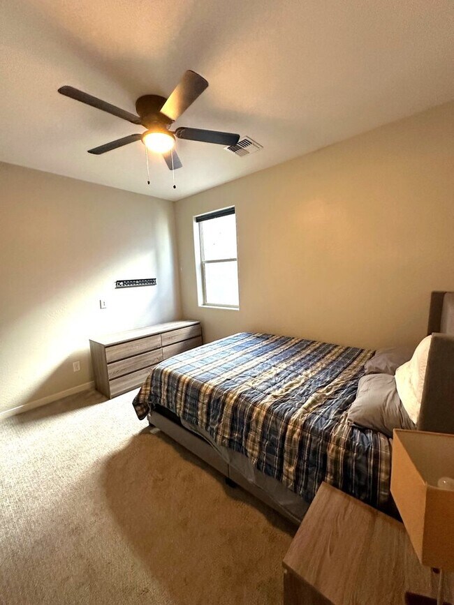 Building Photo - 4 bed 2.5 bath townhouse in The Crossings