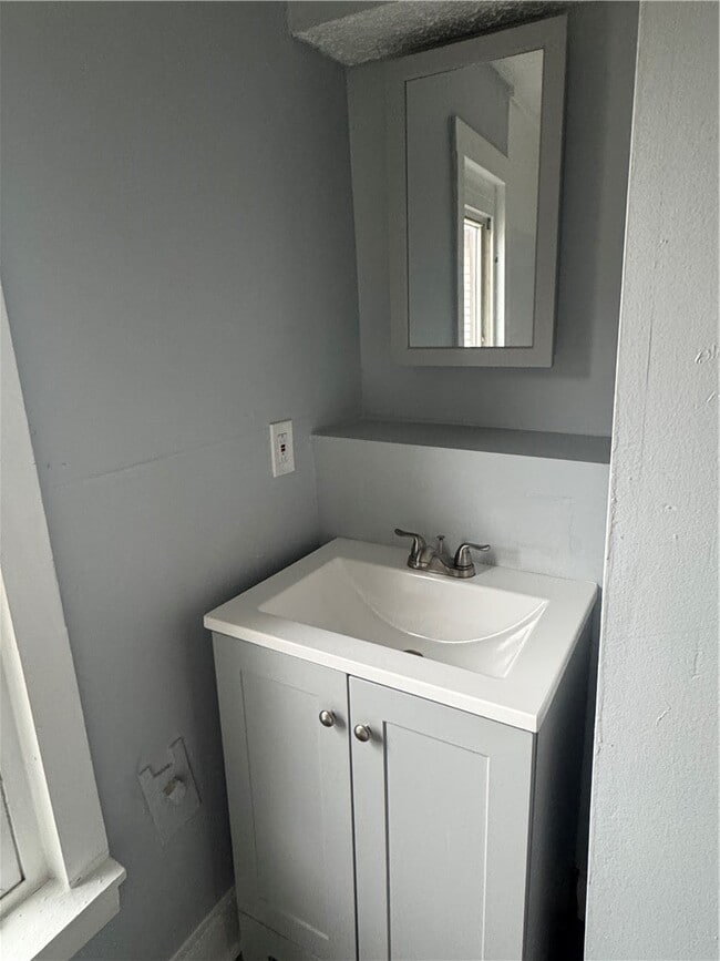 Building Photo - 751 Dewey Ave