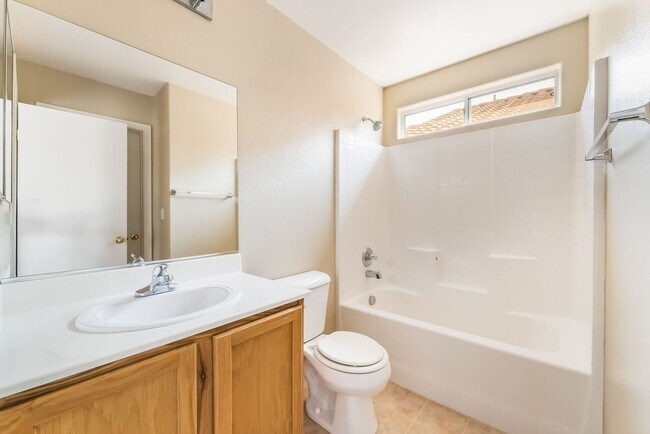 Building Photo - Comfortable Living Near City Conveniences!