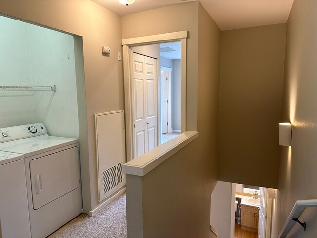 Building Photo - 2Bd/2.5Ba Issaquah Townhouse