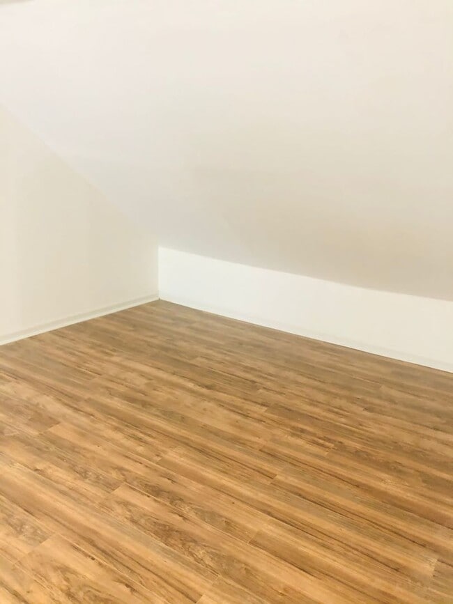 Building Photo - 4 bed 1 bath amazing location