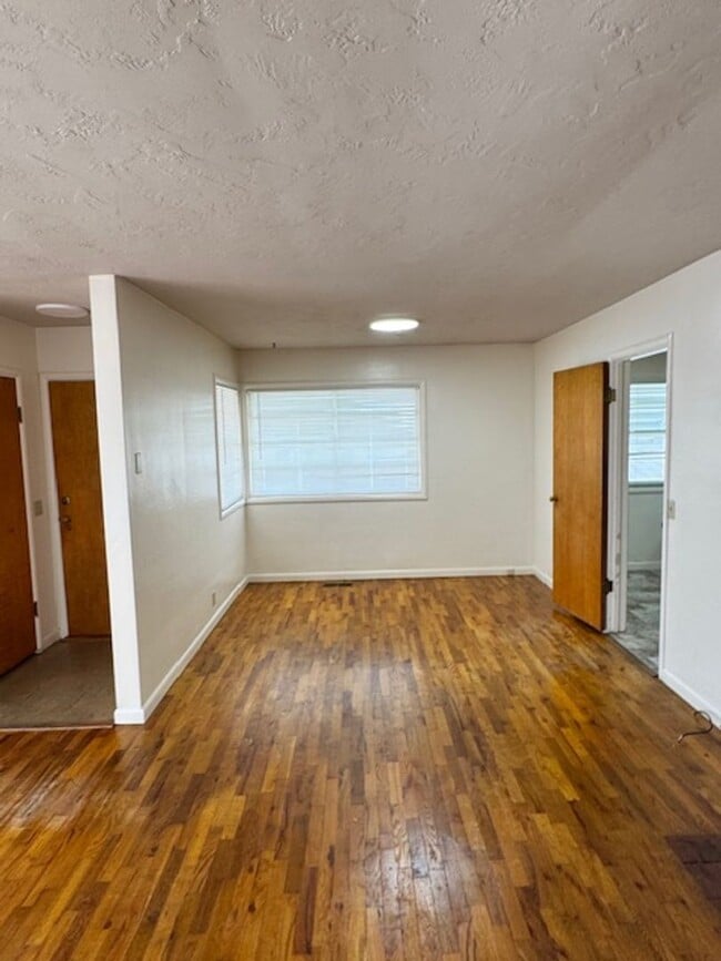 Building Photo - SINGLE LEVEL, 3 BEDROOM HOME WITH DETACHED...