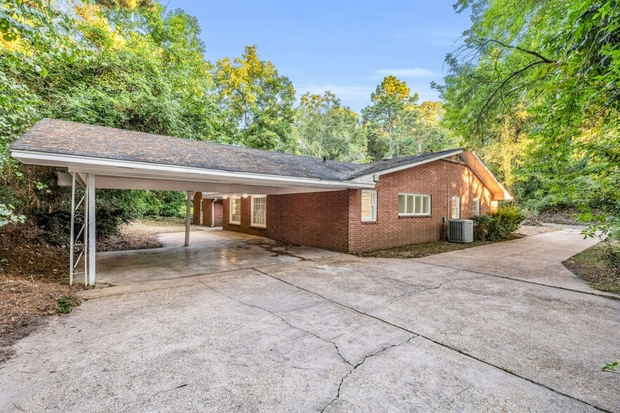 Building Photo - 706 Park Cir