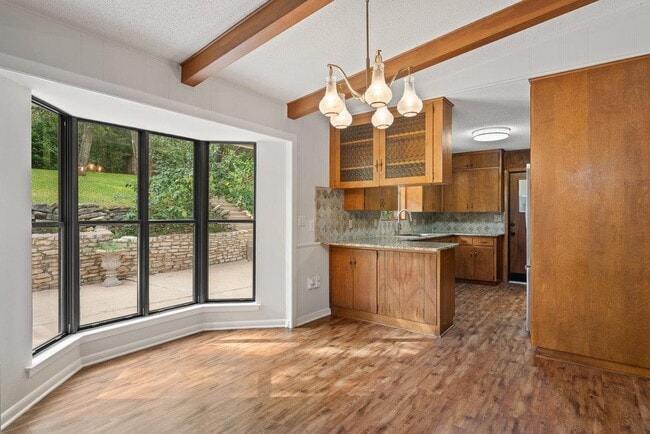 Building Photo - 1601 Cliffside Dr