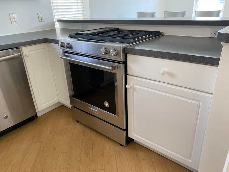 Gas/Electric downdraft stove - 18 Berrian Pl