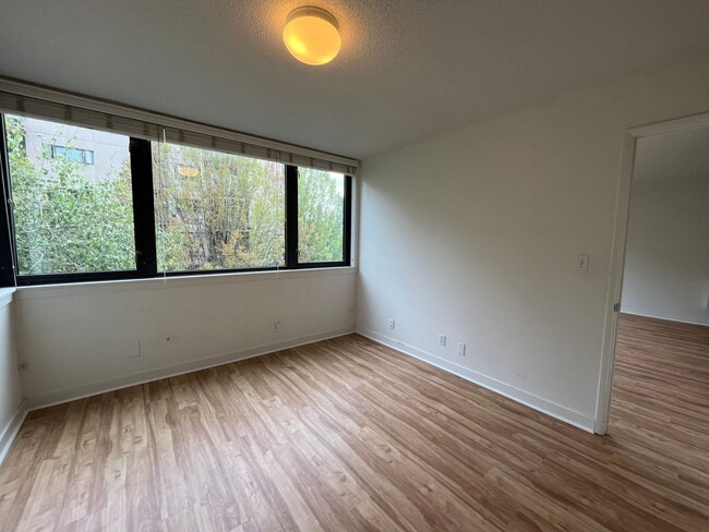 Building Photo - 1Bd/1Ba Home in Goose Hollow neighborhood ~ Secured Garage Parking and Additional Storage Unit!!!
