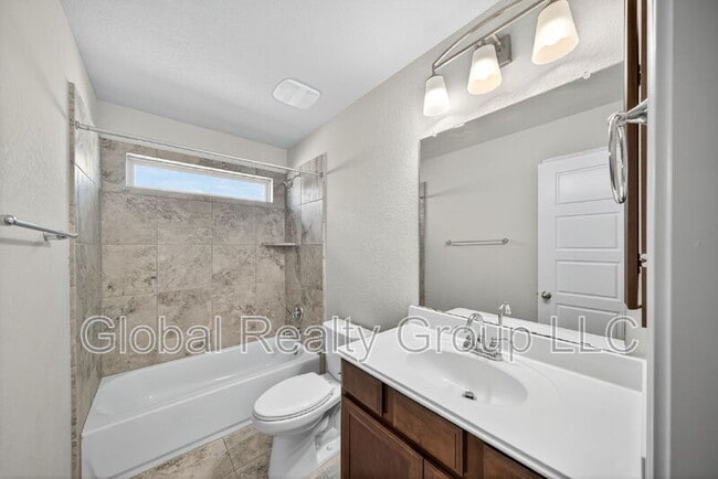Building Photo - 812 Silver Fox