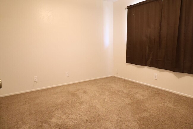 Building Photo - 112 Rawhide Ln
