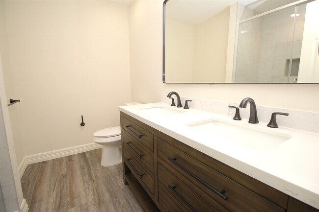 Building Photo - 805 Willow Creek Dr