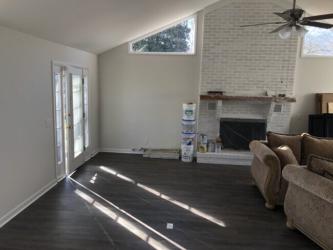 Building Photo - 3BD 1.5 BA HOUSE with Bonus Room  AVAILABL...