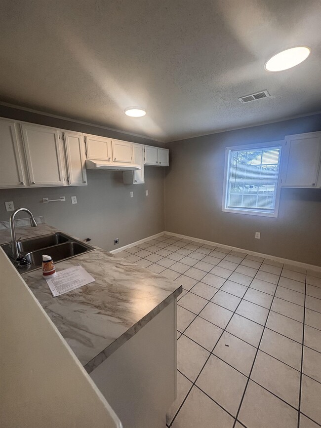 Building Photo - 4701 Lindawood Ln
