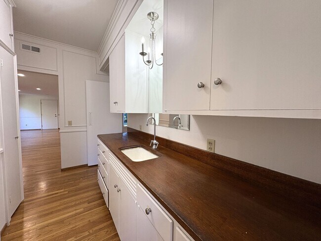 Building Photo - Beautiful Home in Crescent park, Palo Alto available now.