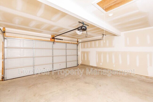 Building Photo - 60 Jonathan Dr