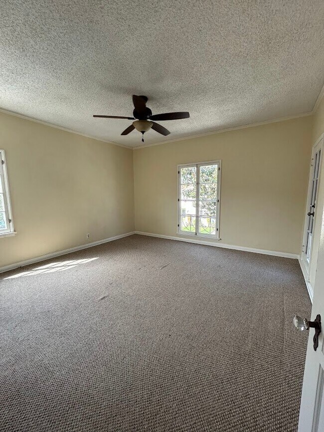 Building Photo - 1062 Masselin Ave