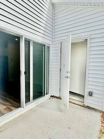 Building Photo - 4159 Smt Wds Dr