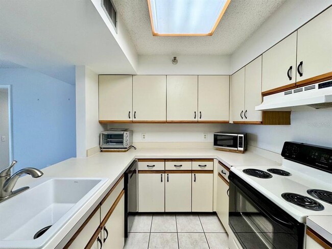 Building Photo - 2333 Feather Sound Dr