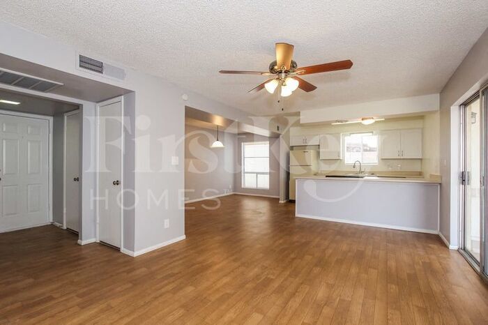 Building Photo - 2208 W Dahlia Dr