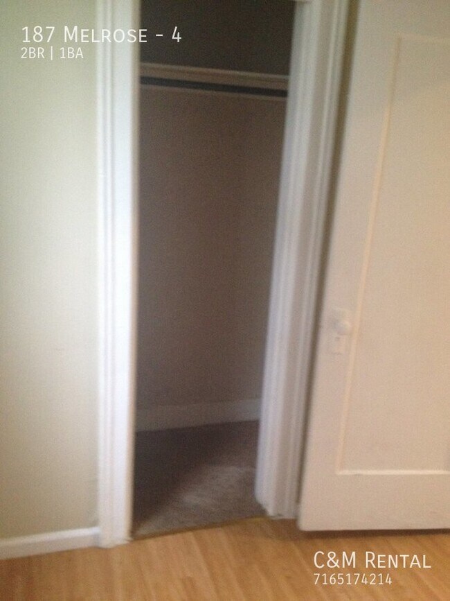 Building Photo - 2 Bedroom Lower Apartment