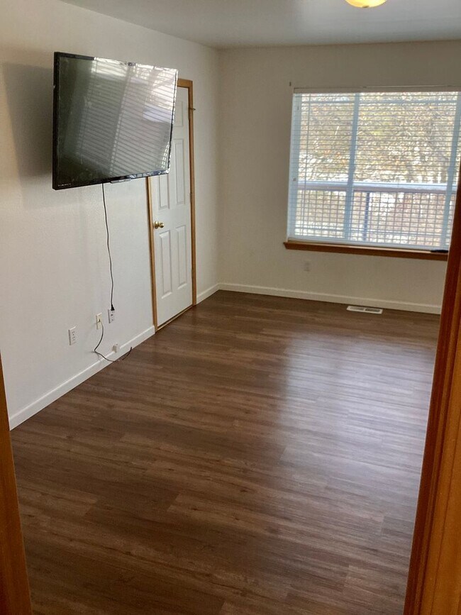 Building Photo - 3 Bed 2.5 Bath Town Home in Running Y - Ac...