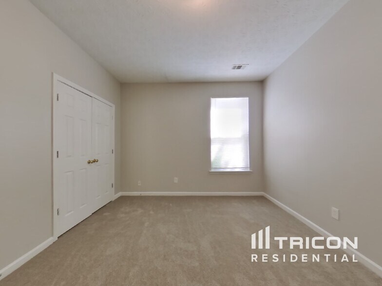 Building Photo - 5746 Lakeside Dr