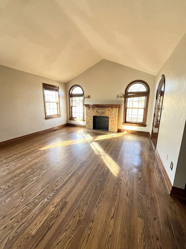 Building Photo - Large 3 Bed 1 Bath