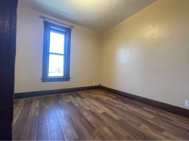 Building Photo - 705 6th St