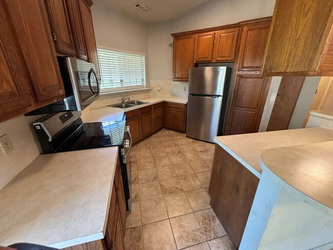 Building Photo - Located off Wedington Dr! 3 Bedroom 2 Bathroom Single Family Home!