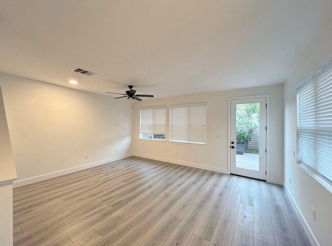 Building Photo - Stunning Home in the Beautiful Mariposa Community of Santa Clarita!
