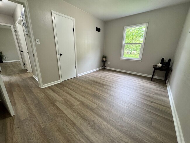 Building Photo - Remodeled 3 bed, 1 bath home for rent in Waterloo