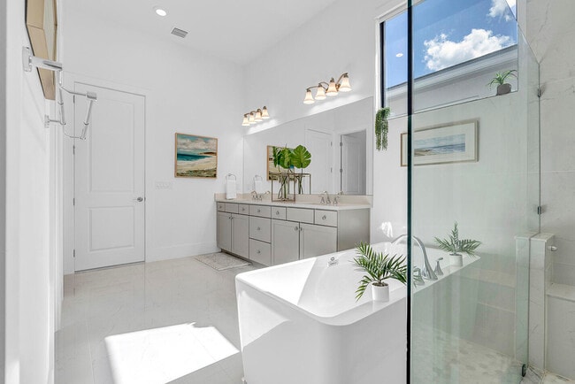 Building Photo - 5320 St Armands Way