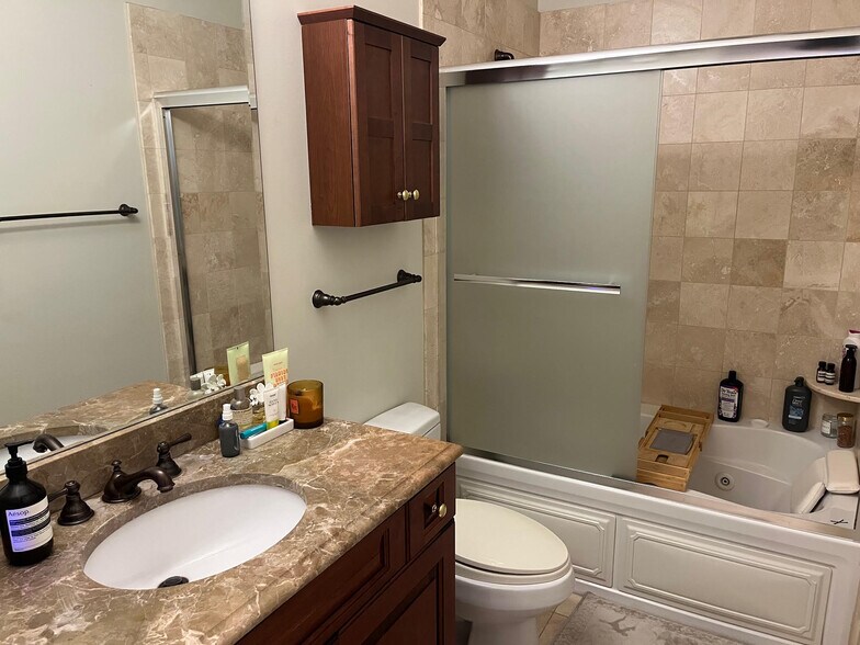 Building Photo - 1442 W Fullerton Ave