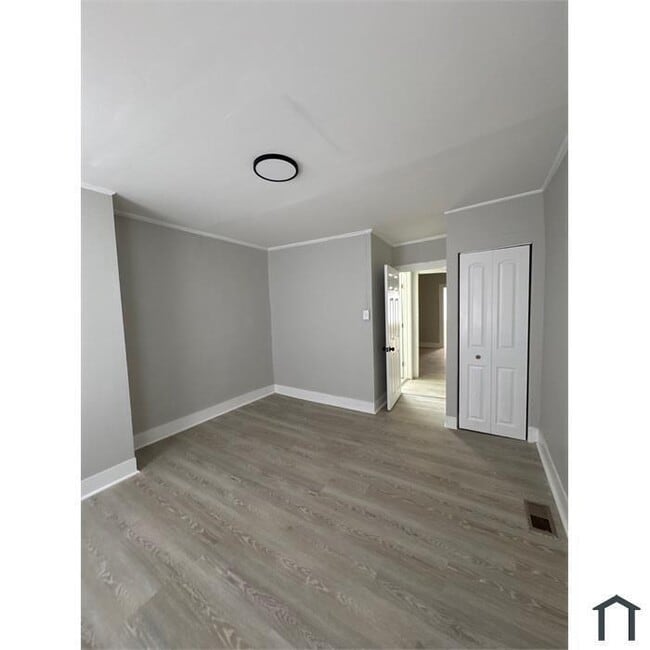 Building Photo - 1 Bedroom Plus Den House