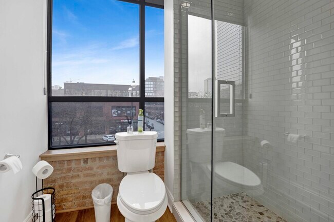 Building Photo - 935 W Randolph St