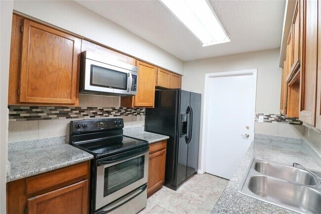Building Photo - 6111 Briar Glade Dr