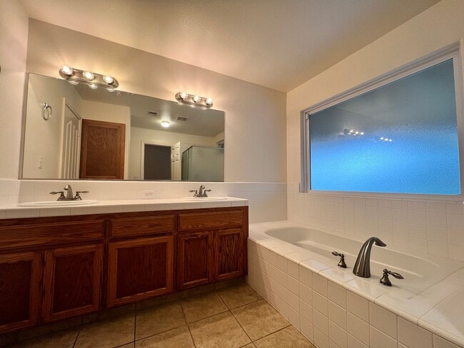 Building Photo - Beautiful West Side Madera Home