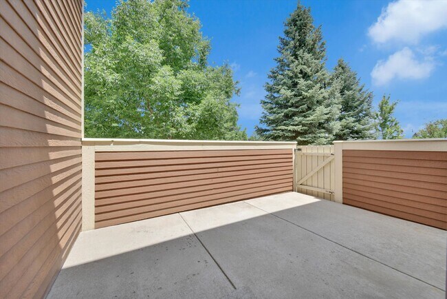 Building Photo - Modern 2-Bed, 3-Bath Home in The Village a...