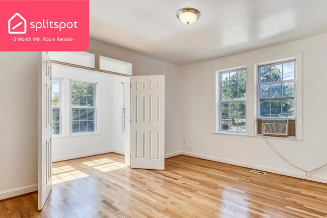 Building Photo - Private room in 4 bedroom Washington Apart...