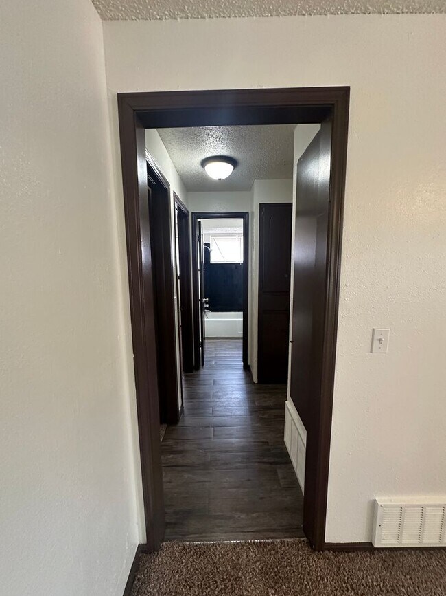 Building Photo - Spacious 4 bed, 1.5 bath