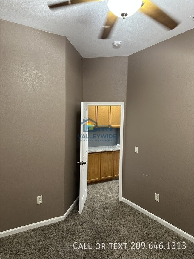 Building Photo - 2555 Crestmore Cir