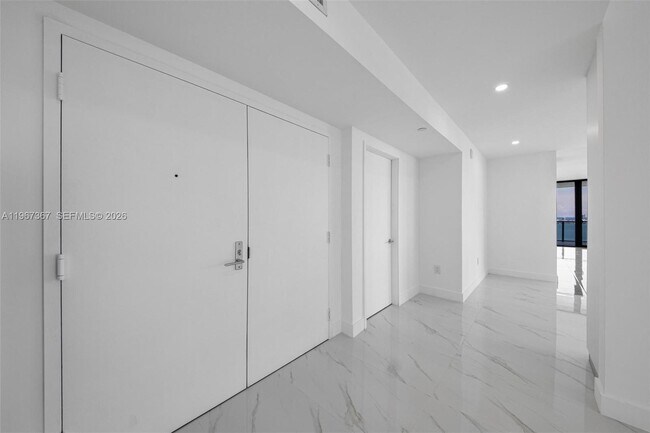 Building Photo - 700 NE 24th St