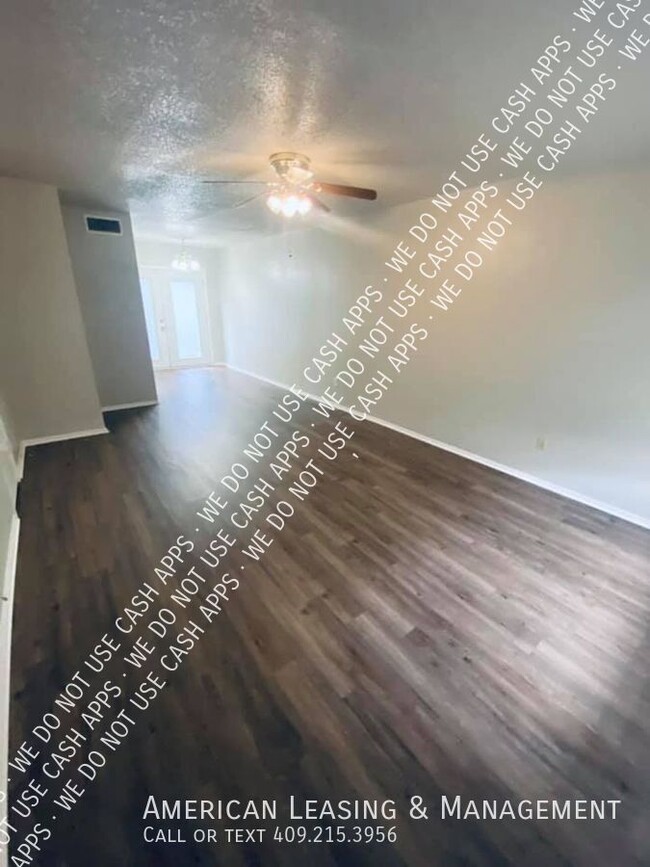 Building Photo - Gorgeous 2 Bedroom Townhome only $1195 per...