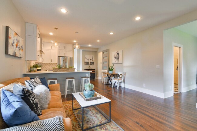 Building Photo - Beautifully remodeled 3 Bedroom Bungalow in Old Town