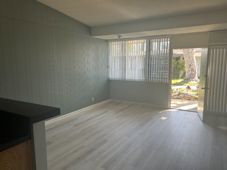 Building Photo - 660 W Bonita Ave