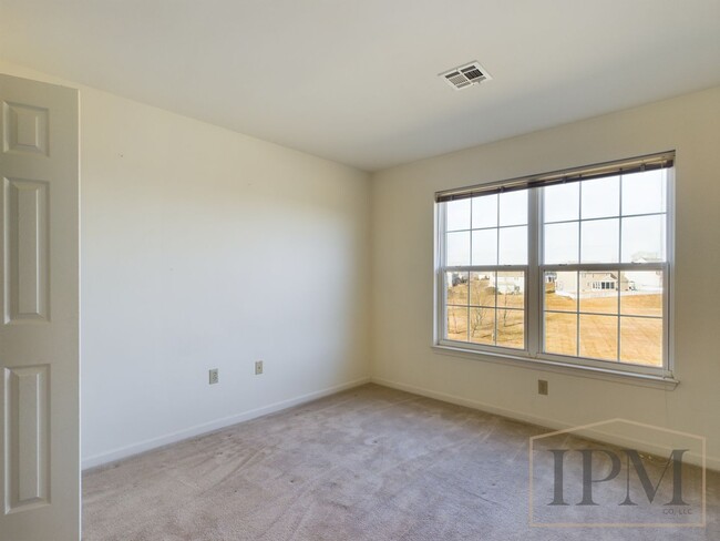 Building Photo - Available Now! - 3 Bedroom Home in The Res...