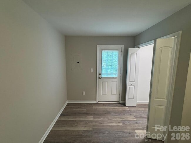 Building Photo - 320 Hamilton Dr NE