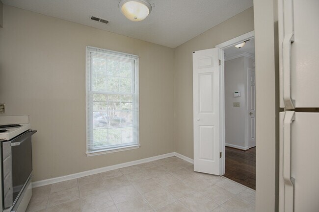 Building Photo - Charming 2BR & 2.5BA Townhome with Dual Primary Suites in Woodstream Glen