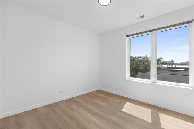 Building Photo - 204 S Leavitt St