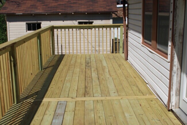 Building Photo - Move in Special - 3bed 2 bath in KCK off T...